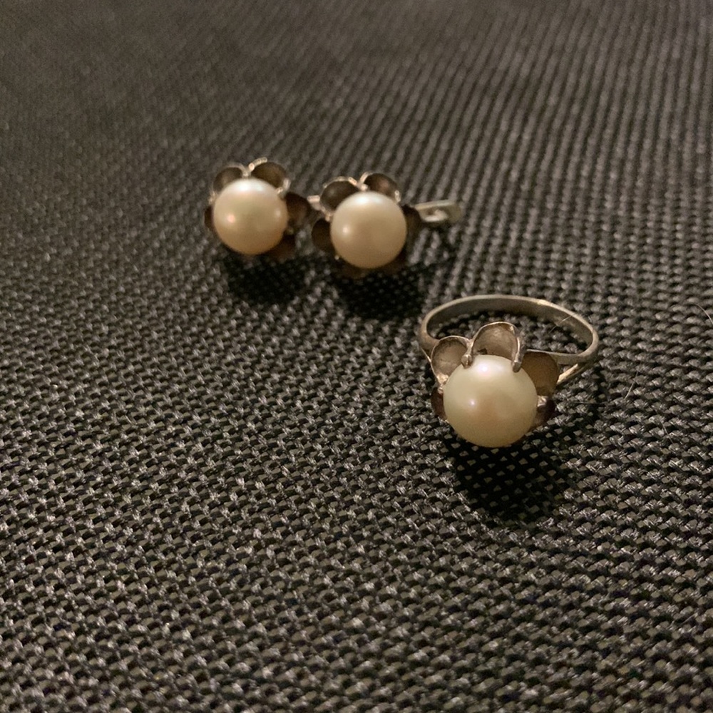 Silver ring and earrings set with real pearls